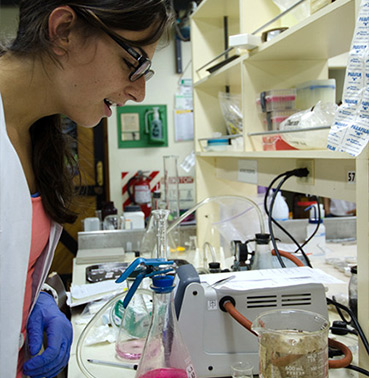 Lindsay McCulloch ’16 running samples in lab