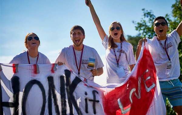 Students cheer incoming first-years on move in day 2015