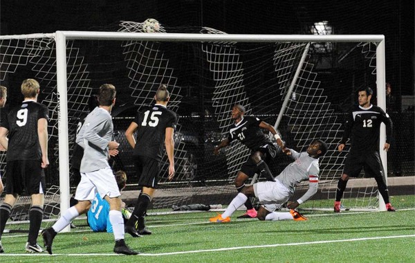  The men’s soccer team took the 2015 Patriot League regular season championship after beating Lafayette 3–0 on Beyer-Small ’76 Field. The Raiders outshot their visitors 13–9, including a 9–4 edge in shots on goal.
