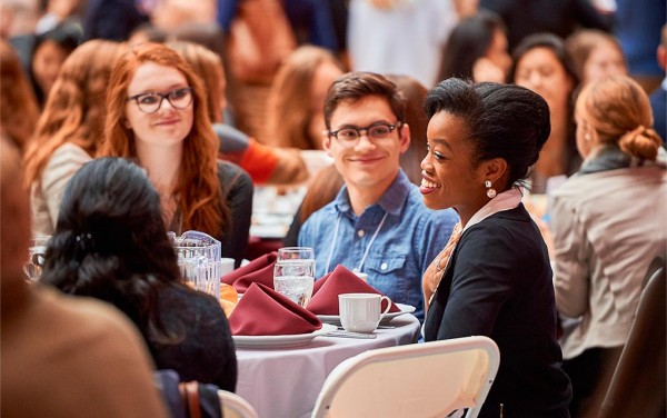 At the 2016 SophoMORE Connections Luncheon, Kelechi Oguh ’08, a leader in the Colgate Real Estate Council, connects with students. 