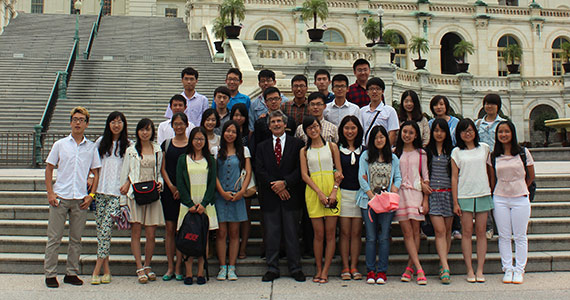Alan Frumin ’68, 'P07 stands with the visiting Chinese students at the U.S. Capitol. 