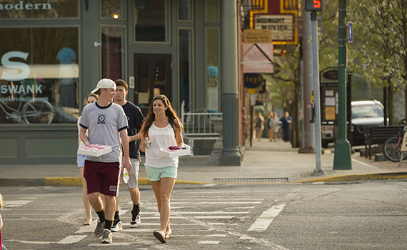 Students head to the village green to enjoy a bite to eat in Downtown Hamilton. (Photo by Andy Daddio)
