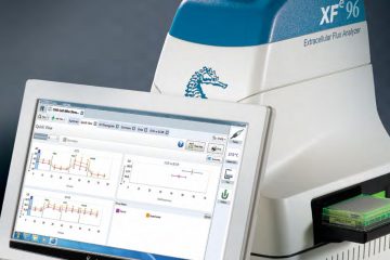 Seahorse scanner sits on desk with computer screen displaying sample analysis